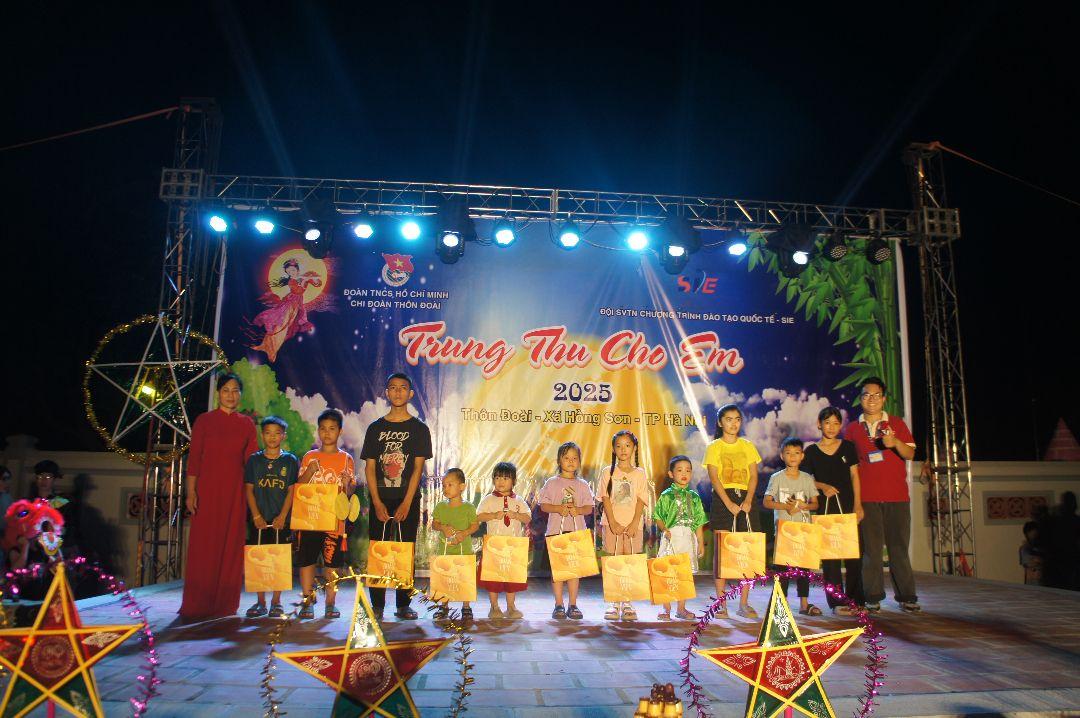 Chương trình “Trung Thu Cho Em 2025" tại Thôn Đoài - Xã Hồng Sơn