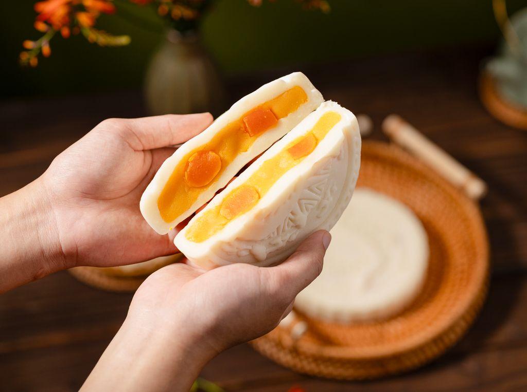 SCake banh-deo-sen-nhuyen-trung-muoi-4-trung-400g-2