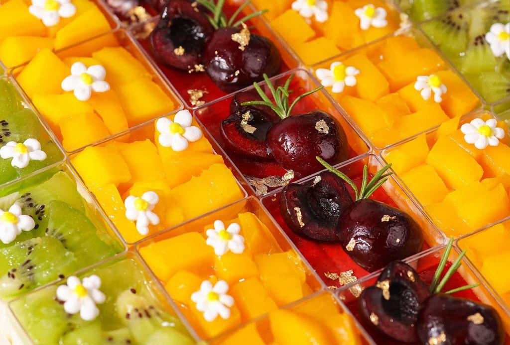 src/images/products/banh-sinh-nhat/2024/set-mousse-classy-fruit-harmony/zoom-cheo.jpg