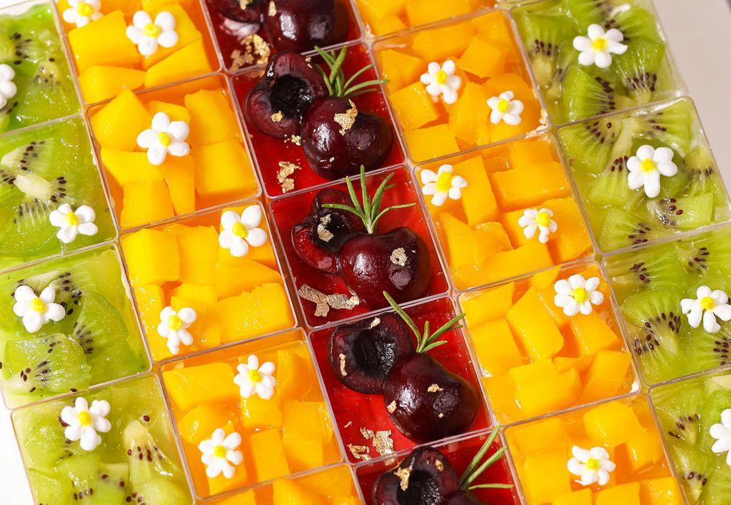 src/images/products/banh-sinh-nhat/2024/set-mousse-classy-fruit-harmony/zoom-doc.jpg